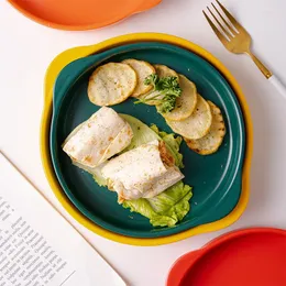 لوحات دائرية من الخبز السيراميك مع سلطة أدوات الذكاء الأذني أدوات المائدة الفاكهة فاكهة الجبن مخبوزة طبق عشاء للمنزل أو المطعم