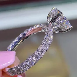Pierścionki ślubne luksusowy srebrny kolor dla kobiet błyszczący metal inkrustowany z sześcienną cyrkonią kryształy imprezowe pierścionek zaręczynowy
