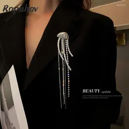 Brooches Ropuhov 2023 Korean Woman Diamond Inlaid Pearl Tassel Jellyfish Brooch Exaggerated Pin Cold Suit Coat Accessories