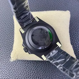 L'orologio VSF ha un diametro di 40 mm e ha una custodia in acciaio con bocche in fibra di carbonio 3135 a specchio in fibra in fibra di carbonio