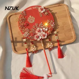 結婚式の花Nzuk Red Pearls Beaded Fan Luxury Chinese Style Tassel Bridal Bouquet人工クラシック花嫁