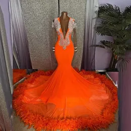 Orange Feather Mermaid aftonklänningar 2023 Sexig Deep V Neck Prom Gown Långärmad pärlor Applikationer Aso Ebi Elastic Satin Abendkleider