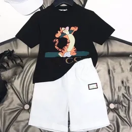 Yaz Giyim Setleri Erkek T-Shirt Karikatür Hayvan Baskı Tasarımcısı Çocuk Giysileri Kız Spor Iki parça Yuvarlak Boyun Kısa kollu Pantolon 2-9 Yıl