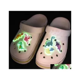 إكسسوارات أجزاء الأحذية Colorfs سحر الديناصورات الفاتح PVC Shoecharms Buckle Glow في The Dark Cartoon Clog Charm Bart Dr Dhxhi