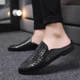 Tofflor män avslappnad brittisk vind baotou halvdrag läder skor andas slip på lata loafers mäns plus size sandalsslippers