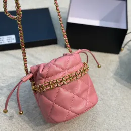 23c Fransız kadın inek derisi makyaj çizim çantaları siyah pembe kova bilezik zincir sapı totes altın metal donanım matelasse crossbody omuz çanta 14x13cm