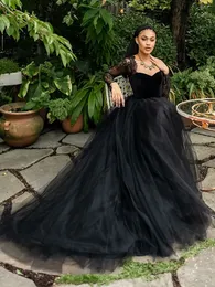 2023 Black Gothic A Line Wedding Dresses Velvet Long Sleeves Lace Vintage Boho Bridal Bowns Sexig öppen rygg med Tulle Sweep Train Dress for Brides