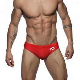 Briefas de natação de cores sólidas masculinas da casa de banho masculinas da Europa America Fashion Sexy Baixa de natação de cintura de verão Summer Beach Surf Bikinis seco rápido