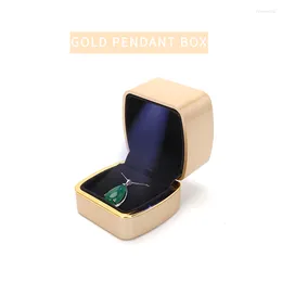 Smyckespåsar Fashion Gold LED Light Pendent Storage Display Box Women Earring Wedding Ring Showcase Jewelery Holder For Lover Presents