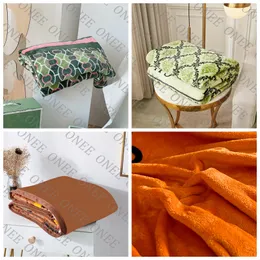 Koce designerskie domowe tkaniny aksamitne anty-piwnica arkusz łóżka do noszenia luksusowy jazda na zewnątrz ciepły koc koralowy tkanina polarowa przenośna dhgate t205