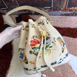 Canvas Bucket Bag Pearl Tote Bag Women Axel crossbody v￤skor Str￤ng handv￤ska blommig trycknitdekoration med l￥sk kohud l￤derhandtag lady clutch