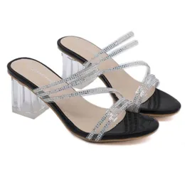 Tofflor kvinna 2023 skor vår sommar mode transparent strass kristalltjock klackar sandaler prom kvinnor lyx