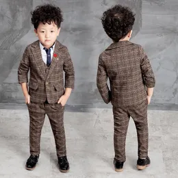 Set di abbigliamento 2023 Vestito per bambini Neonati maschi Abiti per bambini Blazer formale per matrimoni Set di vestiti Giacche Gilet Pantaloni 3 pezzi 2-10 anni