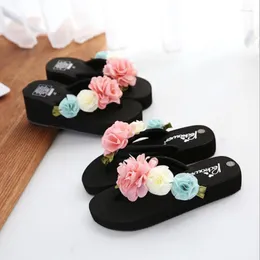 Terlik Kadın Sandalet Çiçekleri Kapalı Yaz Flip Flops Kadın Platform Ayakkabı Dames Kama Topuk Kalın Plaj Squep