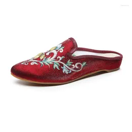 Tofflor etnisk stil sommar utomhus slitage broderad tyg handgjorda syda diamantreglage kinesiska cheongsam skor