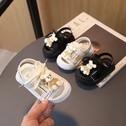 Sandalet moda tasarımcısı erkek bebek toeprotection yaz ayakkabıları küçük kız oyulmuş spor ayakkabılar bebek boyutu 1625 230731