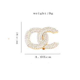 Fashion EUROPE Brand Designer C Letters Brooches Pins Pearl Rhinestone High Quality Retro Geometry Hang Tag Pearl Ladies Brooch Su327c