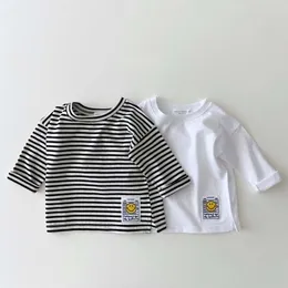 ベスト9297韓国語insベイビーTシャツシンプルな笑顔カジュアルTシャツ秋の冬の男の子s bottomin