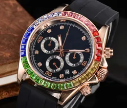 Классический дизайнер трех глазных циферблат роскошные резиновые ремешки мужчины часы с рамкой с цветными бриллиантами Экономичный Quartz Move Man Man Watch No Box