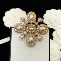 Projektantka broszka luksusowa marka Brawochs 18k złota platowana rhinestone Pearl Flowers BroOch Pin Women Party Wedding Party Jewelry Akcesoria