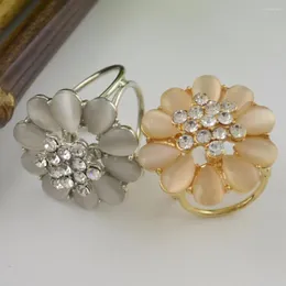 Broscher trendig guldfärg legering blomma form vattendrop kristall strass halsduk spänne brosch för kvinnor flickans pin -tillbehör