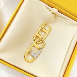 Golden Stud Earring Designer för kvinnliga män Luxury Jewlery Gold Hoop Stud Earring Retro F Earrings Engagement Ear Stud CHD23080110 CapSboys