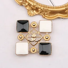 20 Style Marka Tasarımcı Çift Mektup Broş Altın Kaplama Kadın Erkekler Lüks Zarif Kare Broşlar Pin Metal Moda Takı Aksesuarları Yüksek Kalite