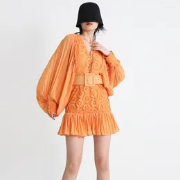 Lässige Kleider VANOVICH Europäischen und amerikanischen Stil Elegante Damen 2023 Sommer V-Ausschnitt Laterne Ärmel Design Taille Rüschen Einfarbig Kleid