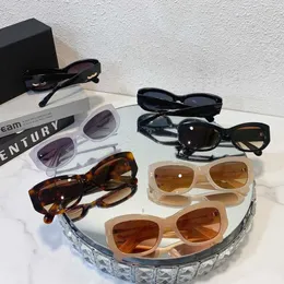 2023 Luxury Designer Solglasögon Ny geléfärg för kvinnor 5493 Nätverksröd Samma plattbox mångsidig solglasögon mode