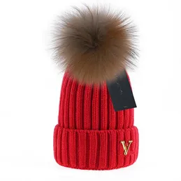 Berretti caldi Cappelli lavorati a maglia Lettera V Real Raccoon Fur Ball Donna Uomo Casual Candy Color Fashion Hat