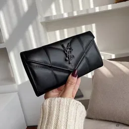 Erkekler için kadın tasarımcı cüzdanları en kaliteli metal mektup deri deri debriyaj çanta kart balığı bayanlar para cep kısa flep cüzdan siyah erkek cüzdan çantası