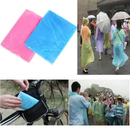 Мужчины женщины на открытом воздухе в кемпинг дождь, пешие прогулки дождь, водонепроницаемые велосипедные капюшоны одноразовые плащ.