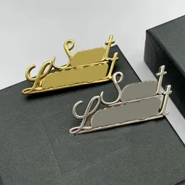 Tasarımcı broşes moda broche bayan marka klasik mektuplar broş y bayanlar giyim altın gümüş lüksler broş için erkek mücevher pimleri