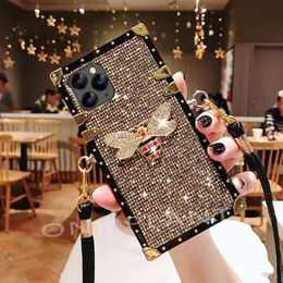 Mobiltelefonfodral Luxury Glitter Diamond Bee Phone Case för iPhone 11 12 13 14 Pro Max X Xs XR 7 8 Plus SE2020 Crossbody Lanyard Square Cover L230731