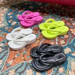 Damen-Tanga-Plateausandale, berühmte Sandalen, Sommerschuhe, Damen-Flip-Flops, Luxus-Plateau-Slides, hochwertige Outdoor-Hausschuhe, Promi-Designer-Slides