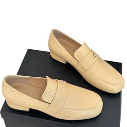 Womens klänningskor med brev loafers fyrkantiga tår chunky klackar 3 cm kalvskinn retro slip på fritidssko quiltad textur espadrilles ballerinas sko med dammväskor