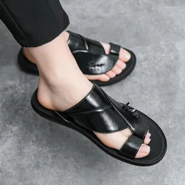 Sandaler All-Match Men Casual Summer Shoes 2023 Icke-halk för män Bekväm slip på tofflor Läderstrandskyla Flip Flops