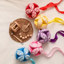 Presentuppsättningar baby färgigenkänning hand grab tyg boll montessori interaktiv rattle leksak känslomässig lugnande bäddsäng hängande 230802