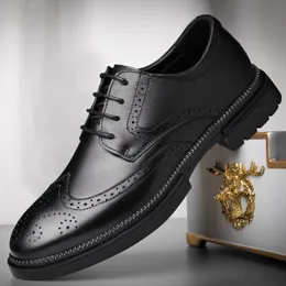 Sukienka butów ręcznie wykonane męskie Oxford Oryginalne skórzane obuwie Brogue Elegantes Male Classic Business Formalne trampki 230801