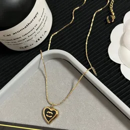 Kvinnor älskar pärlhänge halsband 18k guldpläterad diamanthjärta halsband lyxig gåva smycken 2023 designer lås logotyp halsband vattentäta smycken