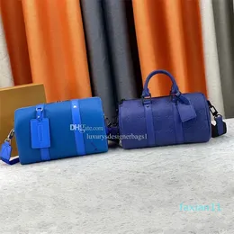 Högkvalitativ designare påsar Klein Blue Leather Shoads Bag Män och kvinnor stor kapacitet Portable Travel Bag Classic Embansed Crossbody Bag