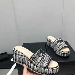 2023 Frankrike Paris kvinnor glider sandaler catwalk designer damer sommaren högklackade sandaler designer sandal mode party broderi hög klack slid