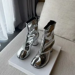 Сапоги 2023 Серебряная табина расколотая пальца на высоком каблуке Женщины кожа Zapatos Mujer Fashion Осенняя обувь Botas 230801