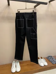 Hochwertige Herrenjeans, modische weiße Linien, Nähdesign, hübsche schwarze, gerade Jeans, Top-Designerjeans der Luxusmarke