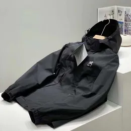 Дуговая дизайнерская куртка Mens Puff Break Wurstrablet Lacketscy Lightweight Raincoat Puffer с капюшоном на открытом воздухе одежда