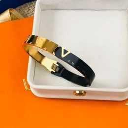 Bayan Mektup Siyah Bangle Yeni Marka Cazibesi Aşk Bilezik 18K Altın Kaplama Yaz Seyahat Romantik Hediye Bilezik Su Geçirmez Yüksek Kaliteli Su Geçirmez Mücevher