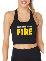 Kvinnotankar den här flickan är i brand grafik sexig gröda topp kvinnlig empowerment rolig stygg tank tops fru träning camisole