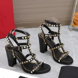 Nietenblock-Sandalen mit Säulenbasis, kleine quadratische Schnalle, Gladiator-Schuhe, Damen-Knöchelriemen, offene Zehen-Abendschuhe, Luxus-Designer-High-Heels-Fabrikschuhe mit Box