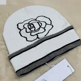 Europa Newest Flower jacquard donna berretti berretti cotone lavorato a maglia berretti caldi all'aperto berretti caldi teschio casual inverno antivento uomo Bonnet Gorros