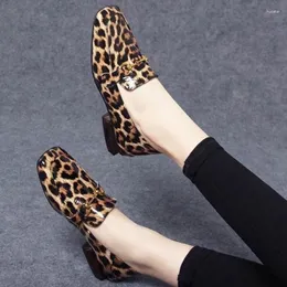 Scarpe eleganti Punta quadrata da donna Singolo 2023 Estate Bottone in metallo Leopardo con tacco per le donne Décolleté da donna retrò poco profondo